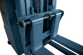 Штабелер самоходный 1,5 т 3,0 м XILIN CDD15K-EN 24/105 В/Ач с раздвижными вилами (с платформой) 1022 – фото товара
